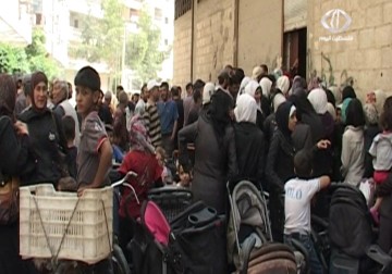 قافلة مساعدات مقدمة من الشعب الجزائري توزع على أهالي مخيم اليرموك – 29 – 5 – 2015 – محمود فارس