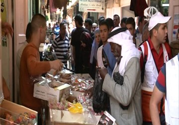 مئات المواطنين يتوافدون إلى المسجد الإبراهيمي في الخليل لأداء صلاة الجمعة – 26 – 6 – 2015 – فداء نصر