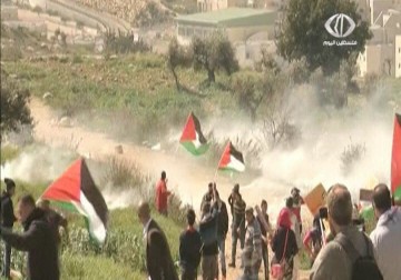 قوات الاحتلال تعتدي على مسيرة بلعين المناهضة لجدار الفصل العنصري – 27 – 2 – 2015 – نور الزمان شوقي