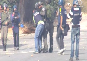 قوات الاحتلال تصعد من انتهاكاتها بحق الصحفيين في الضفة وغزة - 2 - 11 - 2015 - رمزي أبو جزر