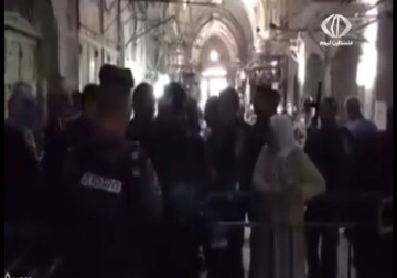 قوات الاحتلال تعتدي على المرابطات عند ابواب الاقصى  - 2 - 9 – 2015 – هدى حسين