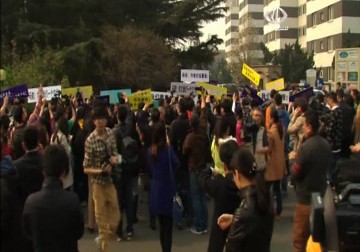 تظاهرات أمام السفارة الماليزية في بكين للمطالبة بتقديم براهين عن تحطم الطائرة – 25 – 3 – 2014 – أماني الحسين