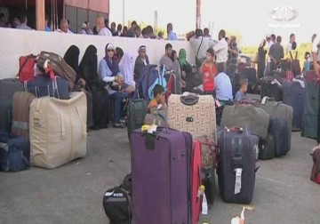 تفاقم معاناة الفلسطينيون العالقون عند طرفي معبر رفح مع استمرار اغلاقه – 25 – 11 – 2014 – لبيبة شريفة