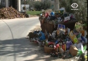 الاحتلال يواصل احتجاز آليات جمع النفايات الصلبة التابعة لبلدية يطا في الخليل – 2 – 3 – 2015 - فداء نصر