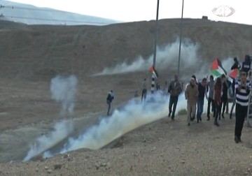 نشطاء يغلقون شارع رقم 1 الواصل بين مدينتي القدس وأريحا – 29 – 11 – 2014 – سيراء سرحان