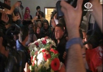 مواجهات بين الشبان وقوات الاحتلال عند مدخل مخيم الجلزون بعد تشييع جثمان الشهيد علي صافي - 26 - 3 - 2015 - جهاد بركات