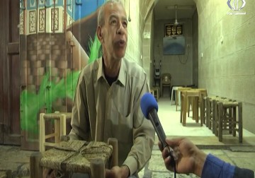 الحاج المقدسي محفوظ صندوقة متمسك بحرفة تنجيد كراسي المقاهي القديمة بالقش  - أحمد جرادات - 1 - 11 - 2016