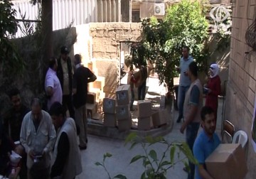 استكمال توزيع القسم الثاني من مساعدات الخير الأصيل للاجئين الفلسطينيين في سوريا - 7 - 5 - 2015 - رنا بجيرمي