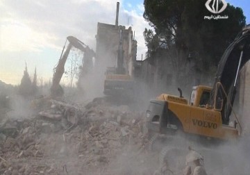 جرافات الاحتلال تهدم منزلي الشقيقين خالد ومحمد العباسي في جبل المكبر - 25 - 8 - 2015 - جلال قبطان