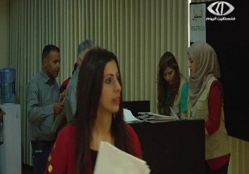 إيرلنديون يزيلون بضائع إسرائيلية تطبيقاً لحملة المقاطعة الدولية - زينب سباعي - 12 - 4 - 2016