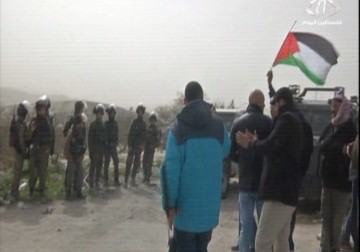 إصابة البرغوثي وعشرات المتضامنين أثناء هدم الاحتلال قرية بوابة القدس – 16 – 2 – 2015 – فاتن الصالح