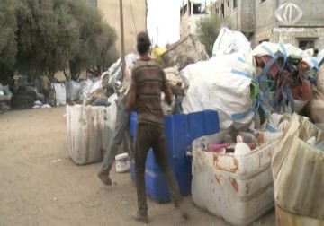 تحذيرات من سوء إعادة تدوير النفايات البلاستيكية في قطاع غزة الصحة العامة والبيئة – 16 – 09 – 2015 – رمزي أبو جزر