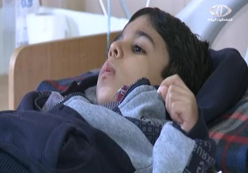 عائلة الطفل الجريح محمد ابوهداف تناشد الجهات الرسمية بإنقاذ حياة ابنها - 30 - 1 - 2015 - مثنى النجار