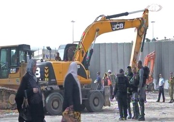 الاحتلال يهدم مبنى واكثر من 10 محلات تجارية في مخيم شعفاط – 3 – 12 – 2014 – جهاد بركات