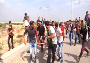 إصابة عشرات المواطنين بجروح خلال المواجهات المندلعة في بيت حانون شمال القطاع - 13 - 10 - 2015 - رمزي أبو جزر