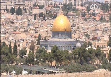 فلسطينيون يلتقطون صور سيلفي توثيقا لزيارة الأقصى -  9 – 7 – 2015 – فاطمة عبد الجواد