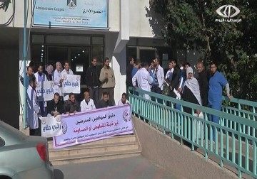 إضراب موظفي غزة يشل الوزارات والمدارس الحكومية - 31 - 12 - 2014 - اكرم دلول