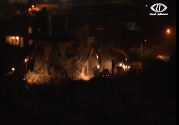 آليات الاحتلال تهدم 11 بناية في قرية قلنديا شمال القدس  - جهاد بركات -  26 - 7 - 2016