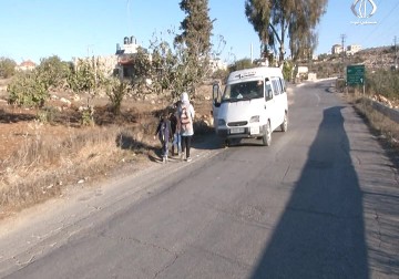 مكعبات إسمنتية تقطع الطريق إلى منزلين في سلواد - جهاد بركات - 8 - 11 - 2016