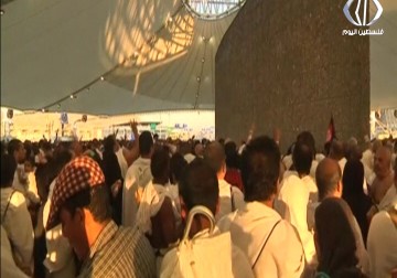 حجاج بيت الله الحرام يرمون جمرة العقبة الكبرى في مشعر منى - زينب سباعي - 12 - 9 - 2016