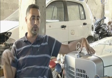مواطن من قطاع غزة يصنع سيارة كلاسيكية من طراز مرسيدس غزال تعود الى العام 1927