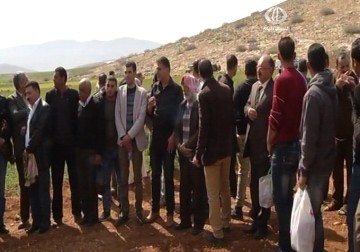 المقاومة الشعبية في الأغوار تقيم صلاة الجمعة في أرض زراعية محاصرة بخندق اسرائيلي كرسالة على التمسك بالأغوار- 21 - 2 - 2014 - جهاد بركات