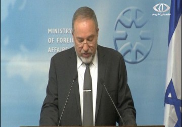 ليبرمان يتبنى شعارا عنصريا لحملته الانتخابية على أساس الترحيل - 16 - 1 - 2015 - زينب هاشم