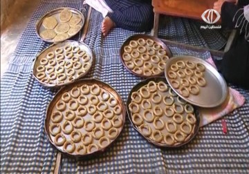 كعك العيد.. يرسم البسمة على وجوه الأهالي المدمرة منزلهم في قطاع غزة - 16 - 7 - 2015 - علي سليمان