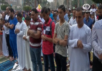 المسلمون حول العالم يحتفلون بالعيد – 17 – 7 – 2015 – جلال قبطان