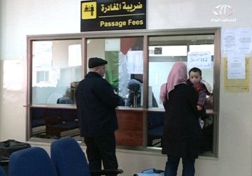 عودة خدمة الـVIP  تضاعف معاناة المسافرين عبر معبر الكرامة في أريحا - 19 - 7 - 2016