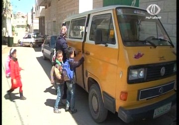 ختام جرار فلسطينية تعمل على باص لنقل  طلاب رياض الأطفال والمدارس – 6 – 4 – 2015 - مراد أبوعمر