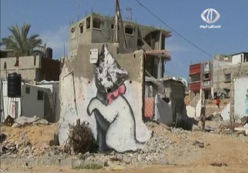رسام الغرافيتي البريطاني بانسكي يحول جدران منازل غزة المدمرة إلى لوحة فنية - 27 - 2 - 2015 - زينب أبو ضاهر