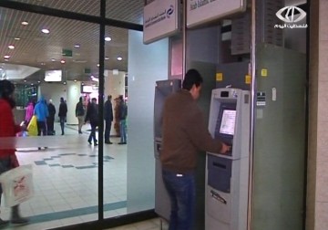 تأخر صرف رواتب موظفي السلطة الفلسطينية انعكس سلبا على حياة آلاف الأسر - 18 - 1 - 2015 - مراد أبو عمر