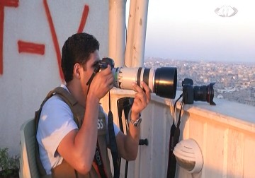 الصحفي محمد عثمان... يواصل توثيق جرائم الاحتلال رغم اعاقته الحركية – 27 – 8 – 2014 - محمود الخواجا