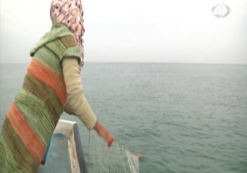 مادلين كلاب تواجه المخاطر والتقاليد وتصطاد الاسماك في بحر غزة – 28 – 11 – 2015 – زينب ابو ضاهر