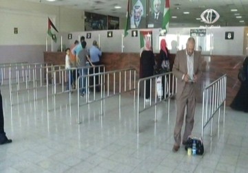 الاحتلال يجمع معلومات حول المزاج العام للفلسطينيين من المسافرين عبر معبر الكرامه - 16 - 6 - 2015 - جهاد بركات