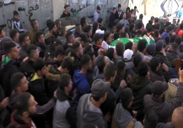 مئات المواطنين يشيعون جثمان الشهيد حسيـن سالم أبو غـوش في مخيم قلنديا - رغدة عتمة - 5 - 2 - 2017