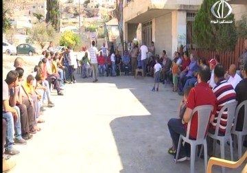 أهالي سلوان يؤدون صلاة الجمعة في حي عين اللوزة احتجاجا على سياسة هدم المنازل – فاتن الصالح