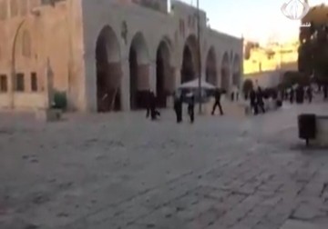 إصابة عدد من الصحفيين والمرابطين خلال اقتحام قوات الاحتلال المسجد الأقصى – 28 – 09 – 2015 – زينب هاشم