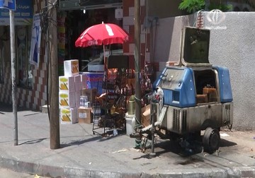 غزاويون يشتكون من تعدي بعض أصحاب المحلات على الأرصفة والطرقات العامة - 7 - 6 - 2015 - رمزي أبو جزر