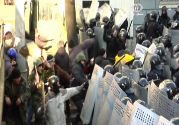 قتلى وجرحى جراء مواجهات عنيفة بين المتظاهرين والشرطة في اوكرانيا – 18 – 2 – 2014 – عبد الرحمن عبد الحليم