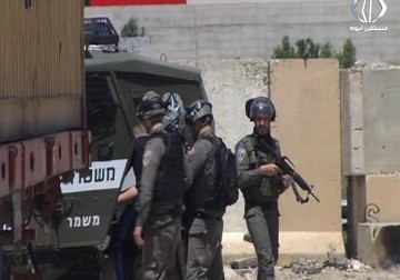 قوات الاحتلال تقمع فعالية تضامنية مع الأسرى في محيط معتقل عوفر