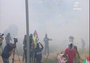 عشرات الإصابات بحالات اختناق في مسيرة بلعين .. في ذكرى يوم الأسير الفلسطيني - 17 - 4 - 2015 - ناصر ستة