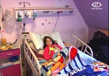 الطفلة ماريا حمد تصارع المرض دون السماح لوالديها بالخروج من القطاع – 5 – 12 – 2014 – أحمد البديري  