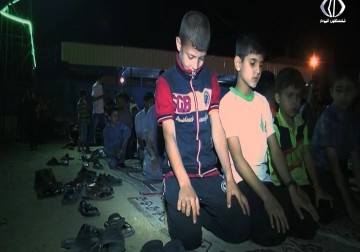 أهالي غزة يصرون على أداء صلواتهم في مساجد مؤقتة أقاموها بالقرب من مساجدهم المدمرة - يوسف ابو كويك - 13 - 4 - 2016