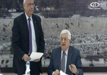 عريقات يعلن تسليم الوثائق الدولية التي وقـع عليها عباس لمندوب الأمم المتحدة في مقر المقاطعة برام الله - 1 - 1 - 2015 - ليال خروبي