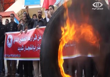 الآلاف من منكوبي العدوان الأخير يحتجون على قرار الأونروا في خانيونس – 29 – 1 – 2015 – فاطمة ابراهيم