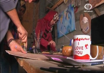 فنانون شباب يحولون ركام العدوان الإسرائيلي على قطاع  غزةإلى قطع فنية – 4 – 3 – 2015 – فاتن الصالح