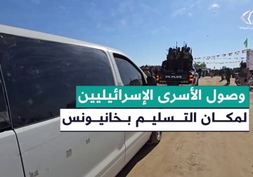 مراسل فلسطين اليوم ينقل لحظات وصول الأسرى الإسرائيليين الثلاثة إلى الصليب الأحمر في خان يونس.