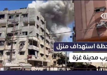 غارة على منزل بغزة .. مراسل فلسطين اليوم خميس أبو حصيرة يوثق استهداف طائرات الاحتلال منزل عائلة مطر غرب مدينة #غزة